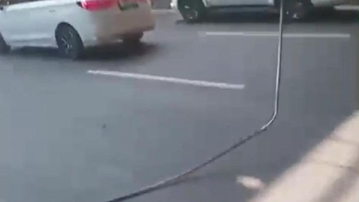 Kabel Listrik Menjuntai di Jalan Semanggi Jakarta Pusat, Pengendara Diminta Waspada
