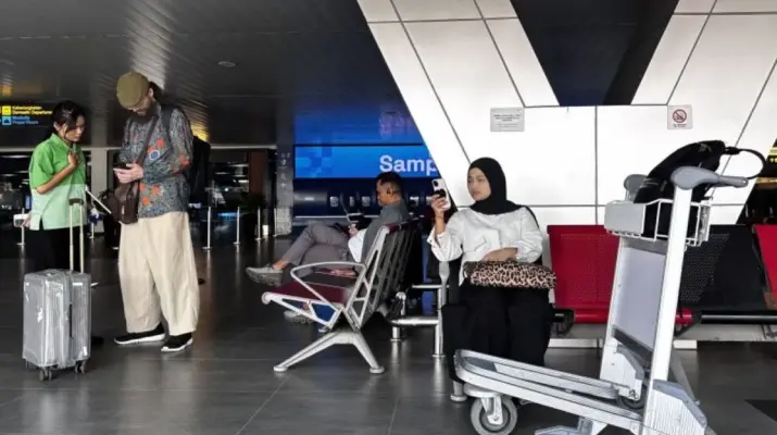 Abu Anak Krakatau Ganggu Bandara Husein Sastranegara, Delapan Penerbangan Terdampak